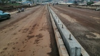 Construction du lot Ndu – Nkambe : l’entreprise entame la mise en œuvre de la couche de base